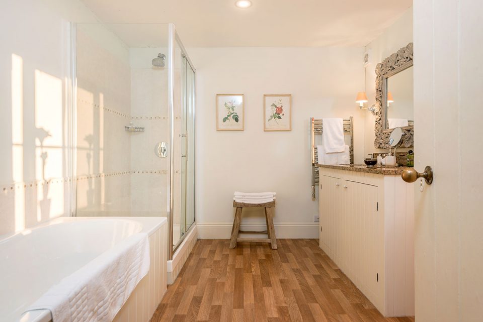 The ensuite bathroom to Panpantum bedroom with double vanity unit
