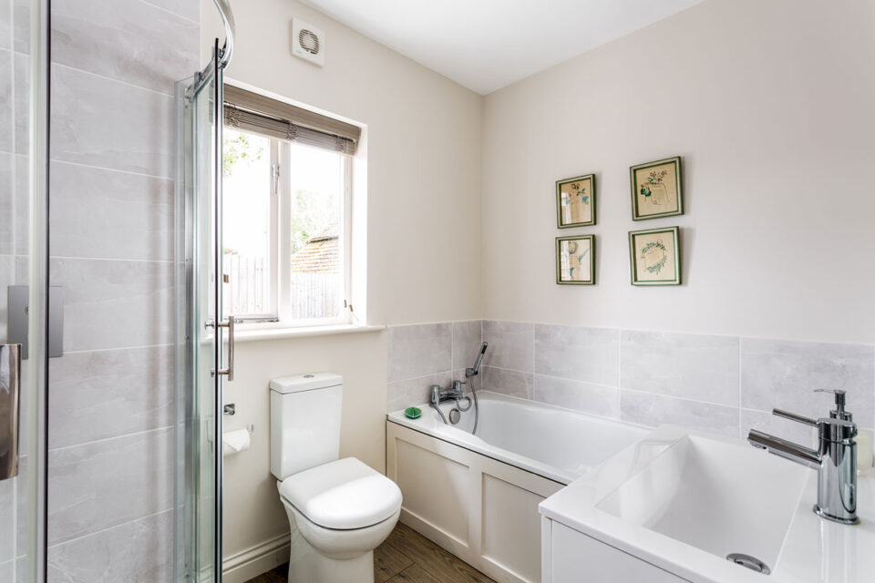 The ensuite bathroom to Tearose bedroom at the Cider Mill