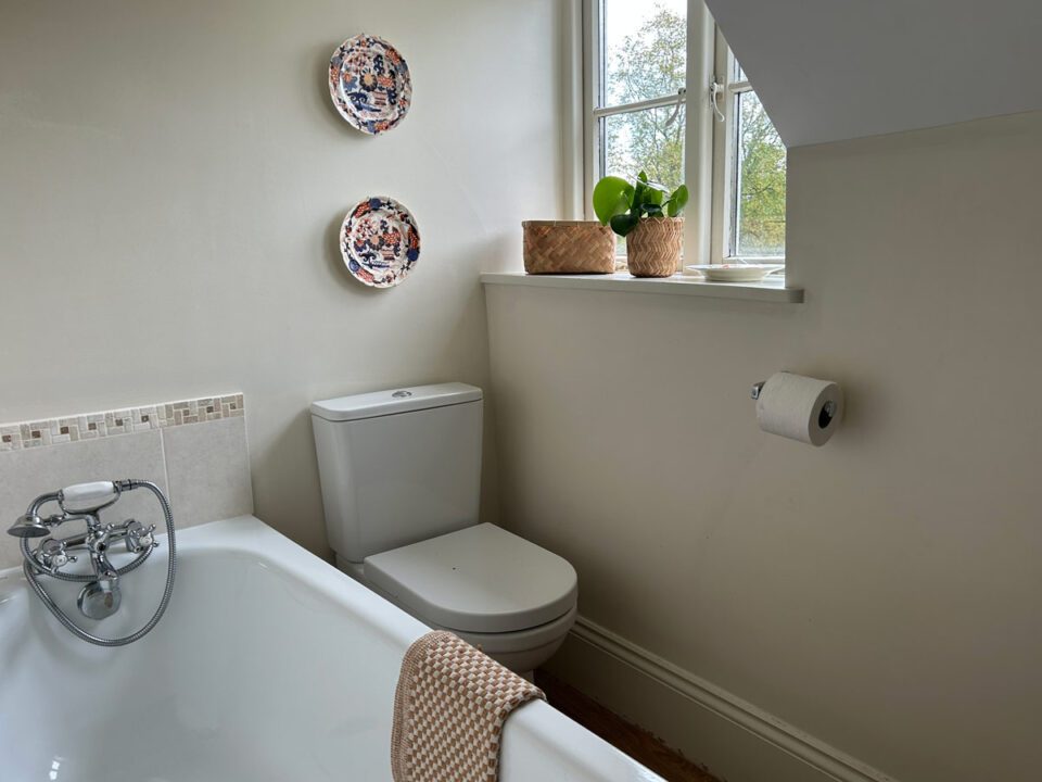 Large holiday accommodation with bedrooms with en-suite bathrooms for group holidays | Monnington House, Herefordshire