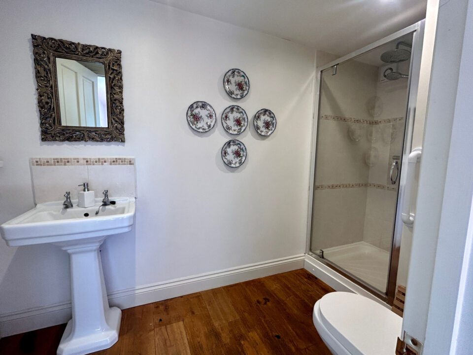 Limited Mobility shower room - Large Holiday House Herefordshire, Sleeps 12-24