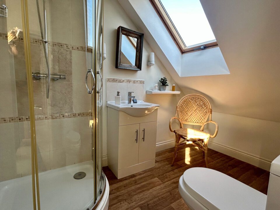 Ensuite Bedroom - Garden Cottage: Herefordshire Holiday Cottage - 3 Double Bedrooms, Sleeps 6